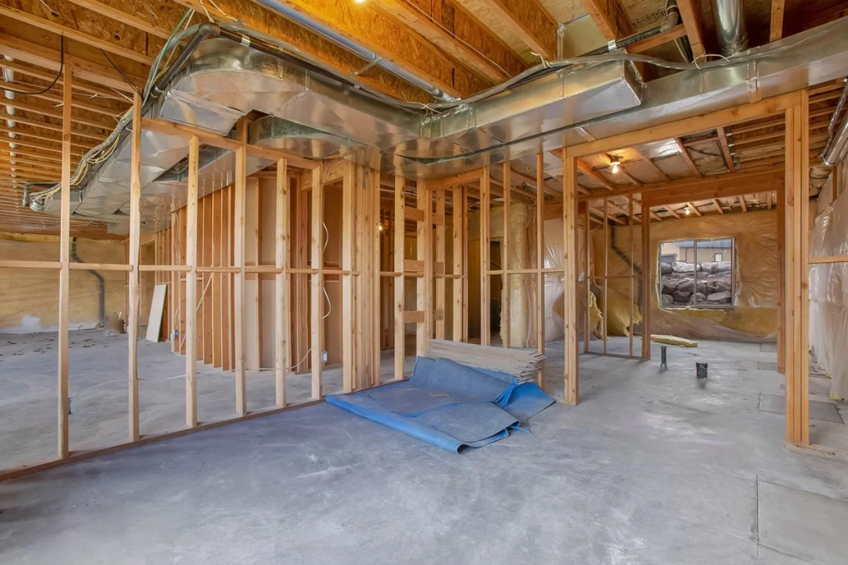 Klimatyzacja kanałowa podczas montażu w domu szkieletowym