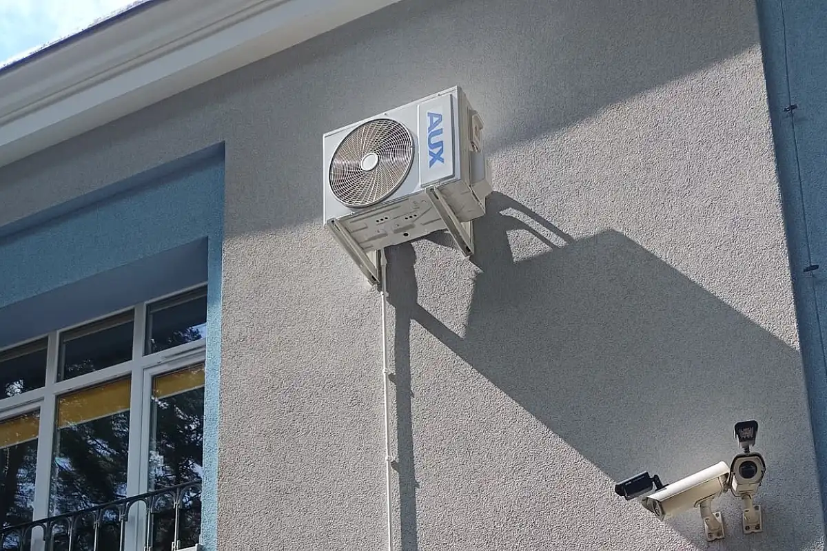 klimatyzator na elewacji budynku przedszkola