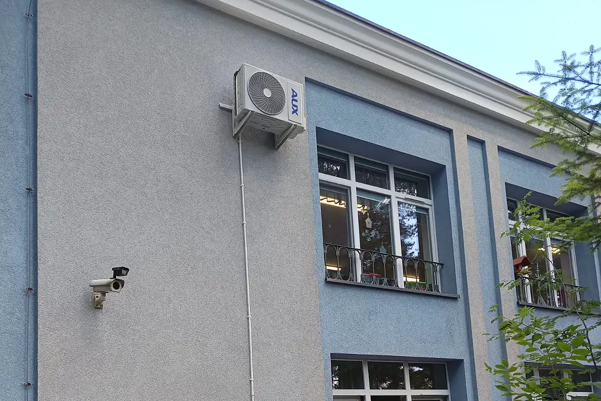 klimatyzator na elewacji przedszkola