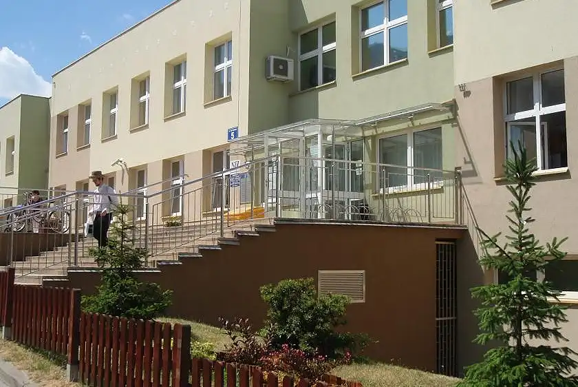 montaż klimatyzacji w przychodni - jednostka zewnętrzna zamontowana na elewacji