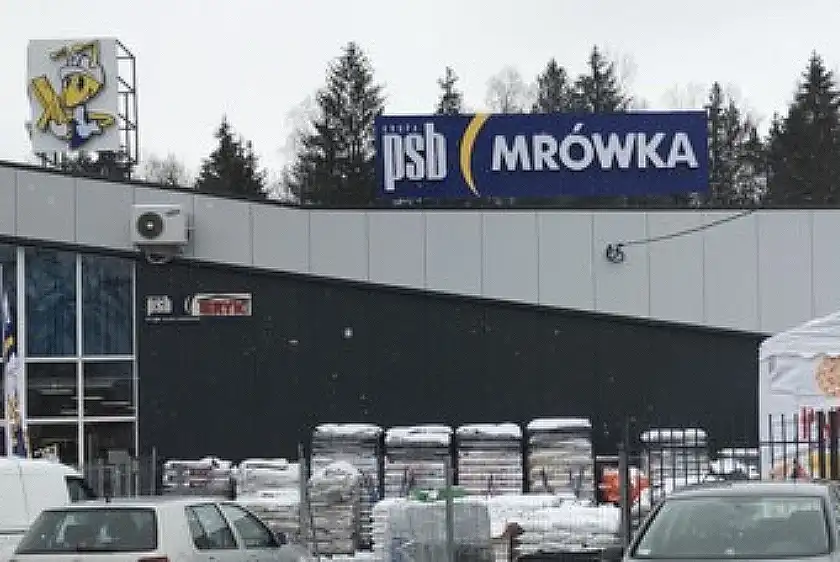 montaż klimatyzacji w sklepie budowlanym, wygląd jednostki zewnętrznej zamontowanej na budynku