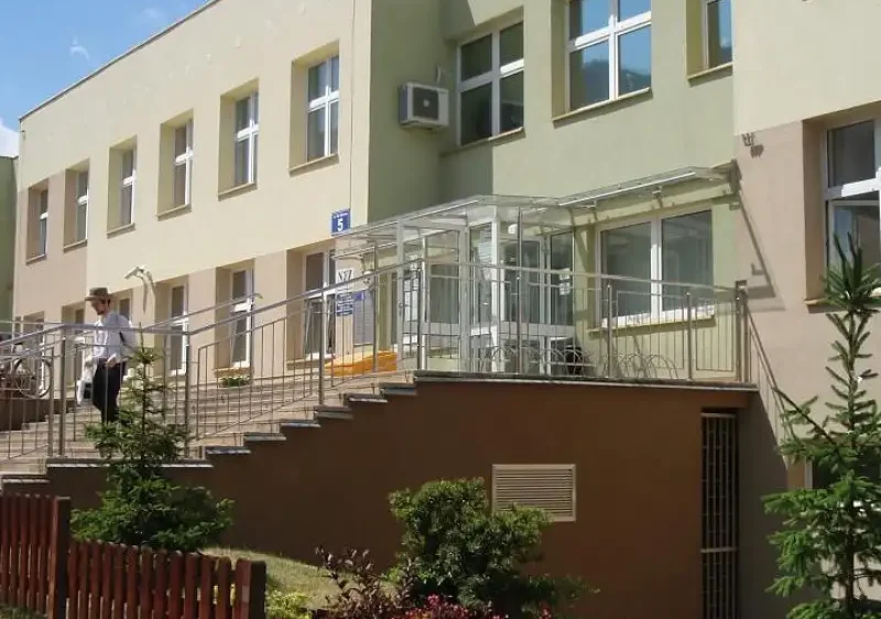 montaż klimatyzacji w przychodni - wygląd budynku z jednostką zewnętrzną klimatyzatora