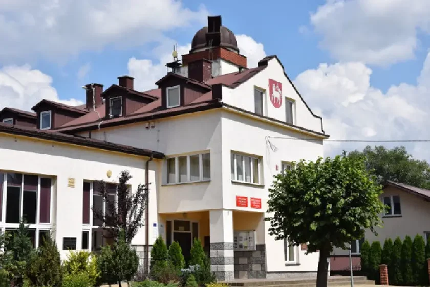 montaż klimatyzacji w domu kultury, budynek na którym został zamontowany agregat