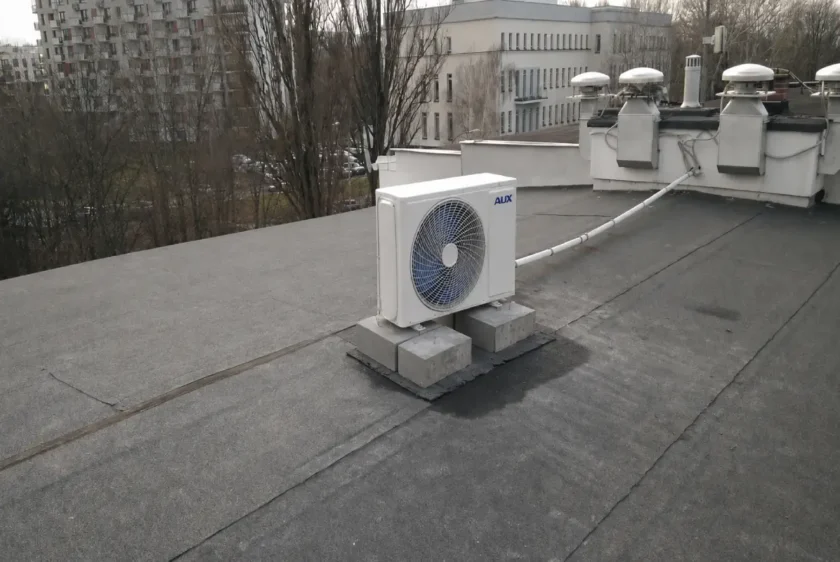 montaż klimatyzatora AUX w mieszkaniu, agregat zewnętrzny klimatyzatora na dachu bloku