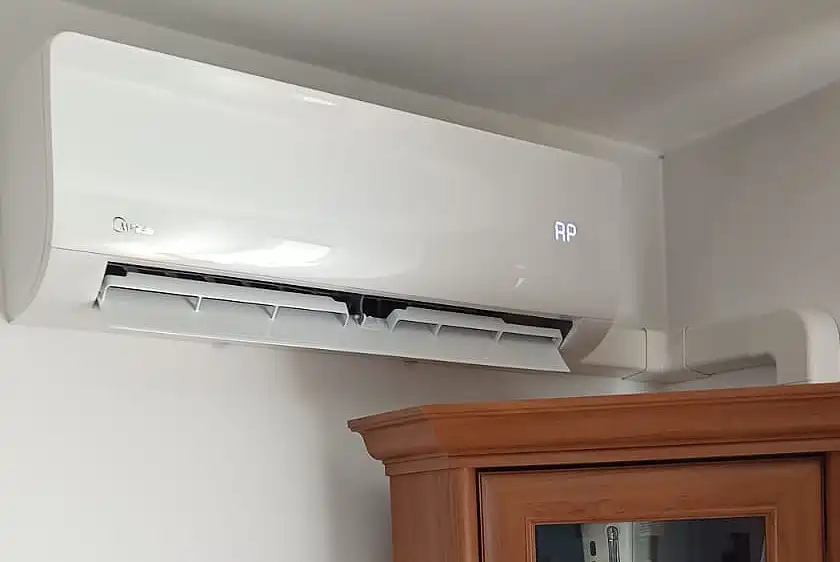 Montaż klimatyzacji Midea w mieszkaniu, jednostka wewnętrzna w pokoju