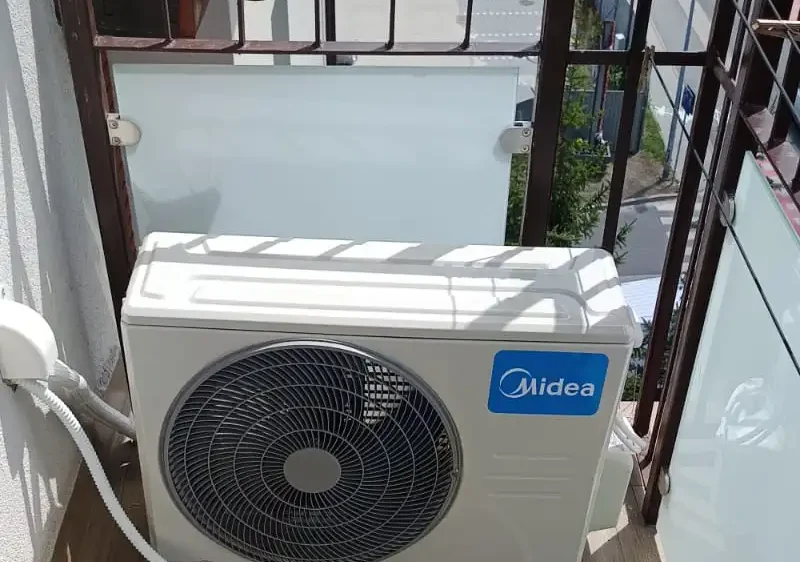 montaż klimatyzacji Midea w mieszkaniu, jednostka zewnętrzna zamontowana na balkonie