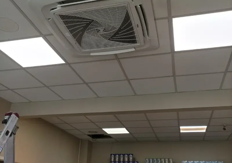 montaż klimatyzacji w aptece, jednostka kasetonowa